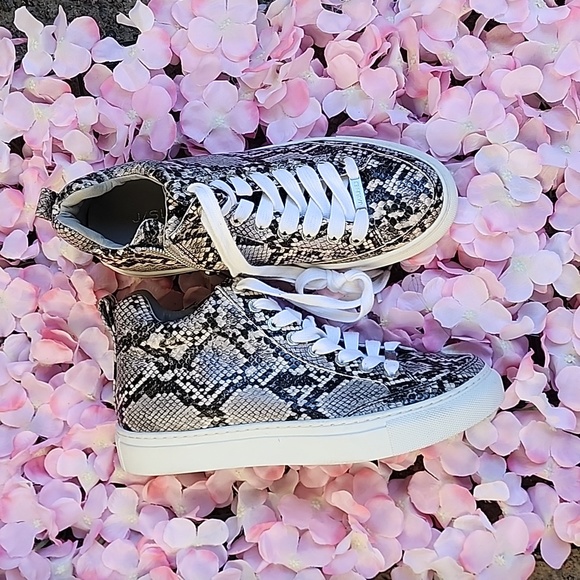 J-Slides Grey Snakeskin Lace Up Faux Leather Sneakers Size 6 - Picture 2 of 5
